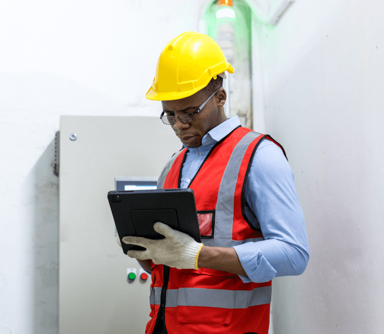 Een ervaren technicus van ACC Elektrotechniek voert onderhoud uit op een moderne elektrische installatie, waarbij zorgvuldigheid en veiligheid centraal staan.